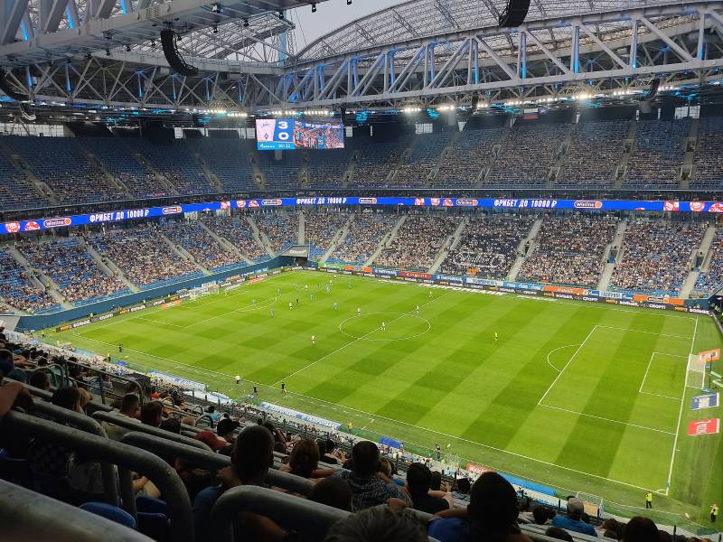 Cổ động viên và sân nhà Gazprom Arena